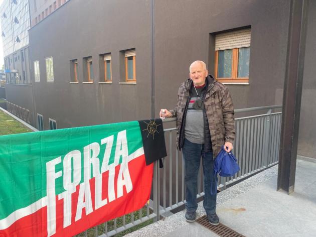 Berlusconi, da Cosenza in bus al San Raffaele: "Porto acqua santa per zio Silvio"
