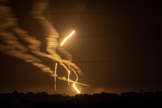 Gaza, nuovi raid israeliani su Khan Younis, Rafah e Beit Lahiya, oltre 70 morti, Netanyahu minaccia: "Apriremo un fronte in Cisgordiania"