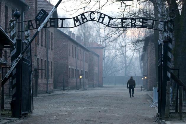 Russia esclusa da memoriale di Auschwitz, vicepresidente serbo Vulin: “Presenti Paesi che hanno organizzato Olocausto, ma non chi ha sconfitto nazisti”