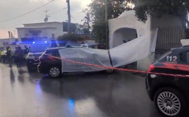 Foro d'Ischia, spara all'ex moglie e uccide il compagno e la madre di lei, poi si suicida, gli inquirenti: "La strage era stata ben pianificata"
