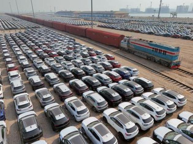 Mobilità, l'auto resta 'regina' degli spostamenti degli italiani ma crescono alternative