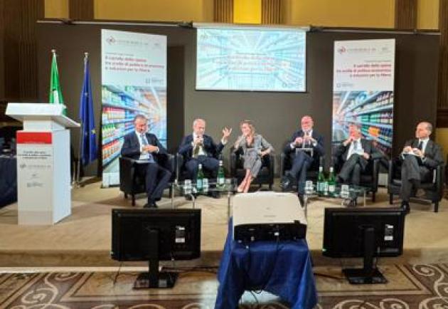 Industria, Valentini (Mimit): "Contesto complesso, servono politiche coraggiose"
