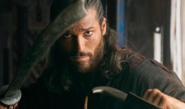 Che cosa vedere in tv stasera, 16 dicembre 2025, la guida dei programmi in prima serata da Sandokan a La notte nel cuore