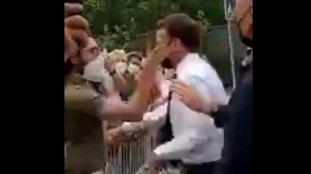 macron schiaffo