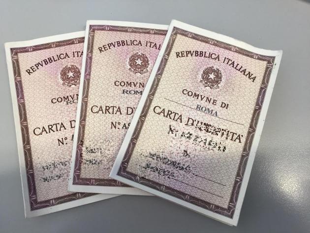 Addio a carta d'identità cartacea valida per l'espatrio, dal 3 agosto 2026 ok solo quella elettronica: "Così più sicuri"