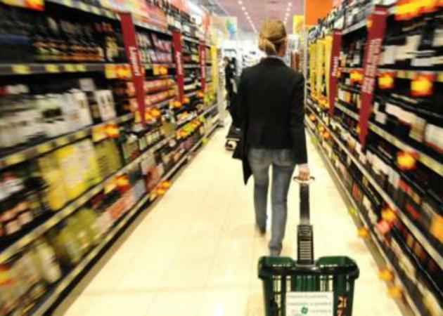Caro prezzi: con l'inflazione l'acquisto di prodotti alimentari cala del 4,2%. Aumenta la spesa di cibo low cost (+9,9%)