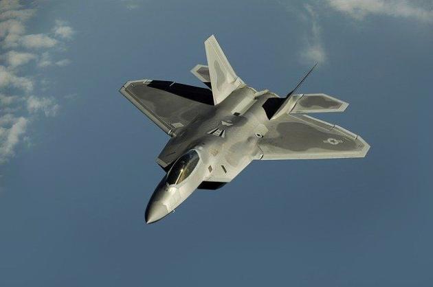 Caccia F16 all'Ucraina, no da Biden e Scholz, ma per Macron: "Nulla è escluso in linea di principio"
