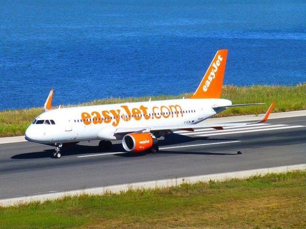 Famiglia cerca di imbarcare nonna morta su volo Easyjet Malaga-Londra per risparmiare su rimpatrio salma, loro: "Stava dormendo"