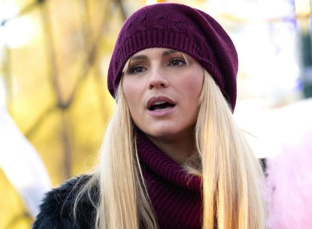Bacio fra Michelle Hunziker e Giovanni Angiolini: FOTO. Fuga d'amore a Parigi