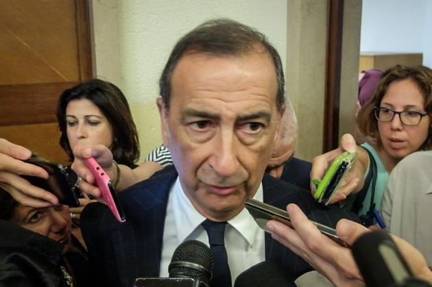 Figli di due papà gay, Sala non molla: "Milano riprende la trascrizione degli atti di nascita"