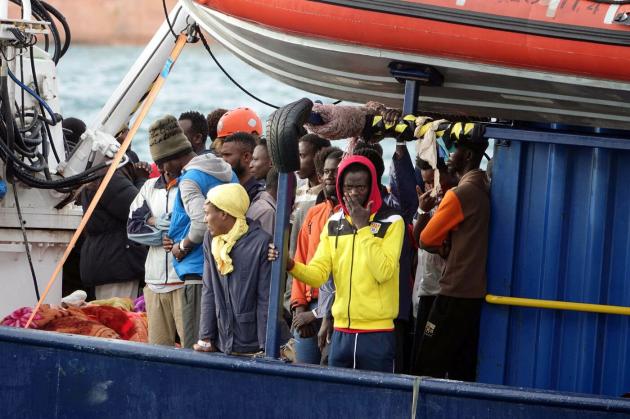 Lampedusa, l'ennesimo naufragio: barcone carico di migranti si ribalta durante trasbordo