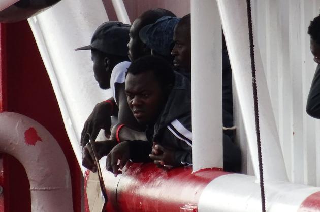 Migranti, Open Arms a Palermo con 275 persone a bordo