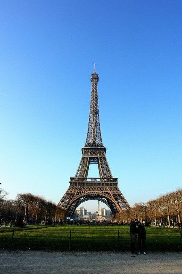 Francia, la Tour Eiffel riapre dopo 3 mesi: mascherina obbligatoria e ascensori chiusi
