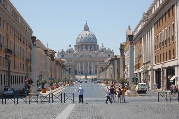 Abusi sessuali in Vaticano, don Martinelli e don Radice a rischio processo