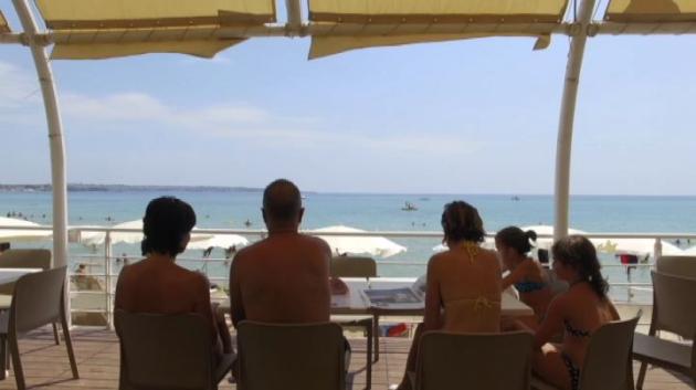 Mascherina in spiaggia: il vero cretino si farà riconoscere per quello che è