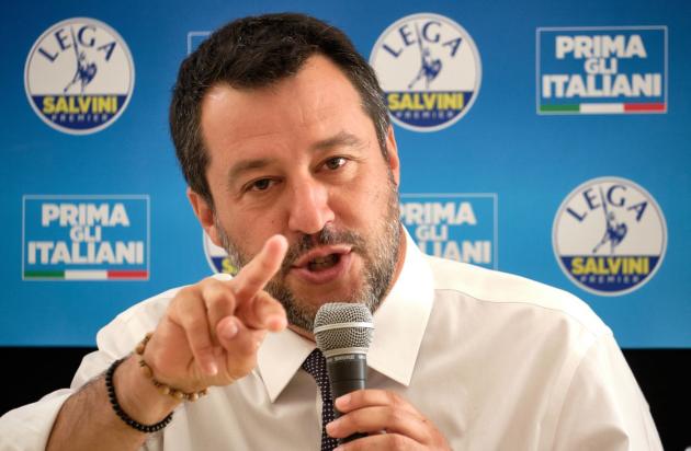 Crisi governo, Matteo Salvini: "Alcuni 5Stelle stanno bussando a porte Lega"
