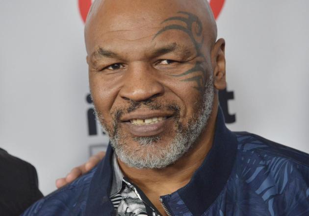 Malore improvviso per Mike Tyson, colpito da ulcera mentre era in aereo verso Los Angeles, i medici: "Giramenti di testa e nausea"