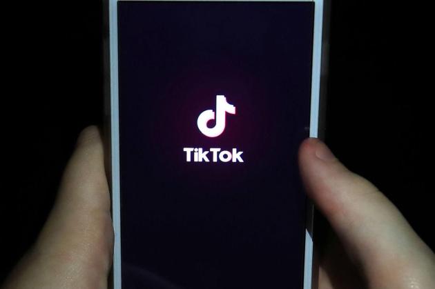 TikTok limitazioni per gli under 16, i profili diventano privati