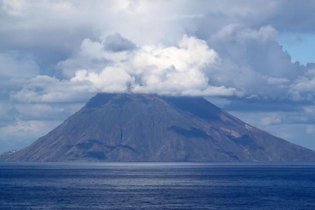 Vulcano Stromboli, due esplosioni avvertite questa mattina: nessun danno