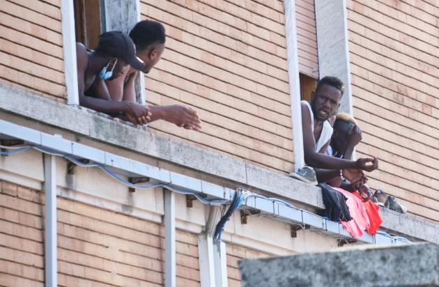 Migranti, Musumeci firma ordinanza: 'Via tutti dalla Sicilia entro 24 ore'. Viminale: 'Materia compete allo Stato'