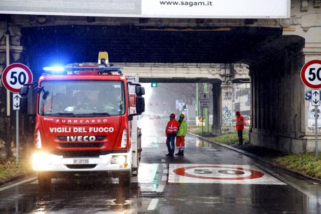 Nubifragio a Crotone, città allagata: 'Meteo in peggioramento, state a casa'