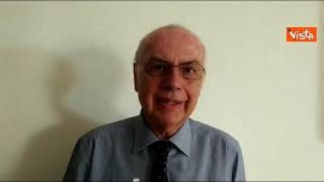 Ritiro vaccino Covid AstraZeneca, Rezza: "Non temete reazioni avverse tardive, subentrano entro 2-3 settimane", il web: "È l'ammissione dei danni collaterali"