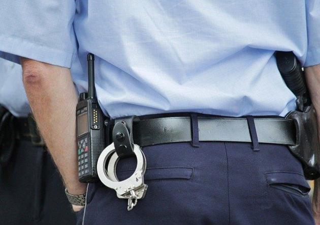 Duplice omicidio Lecce, trovati altri biglietti con il macabro programma dell'assassino: 'Legare tutti, accendere fornelli e far bollire acqua'