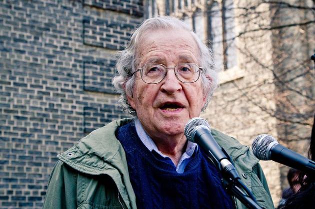 Noam Chomsky: 'La politica di Donald Trump ha intensificato la crisi esistenziale dell'umanità'