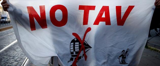No Tav: scontri tra manifestanti e forze dell'ordine nella notte