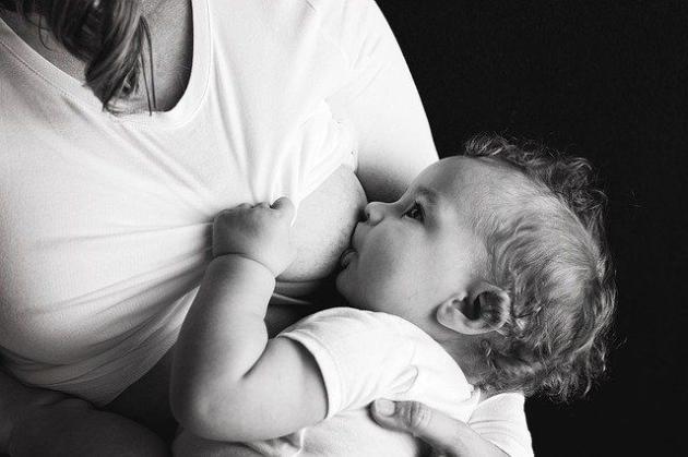 Coronavirus, latte materno immune al virus: allattamento sicuro