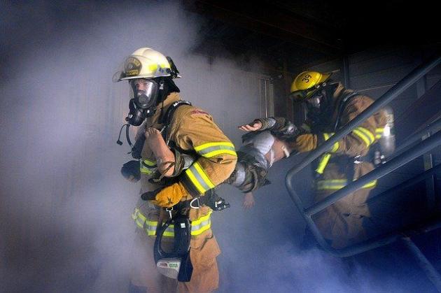 Roma, incendio in una palazzina: una vittima