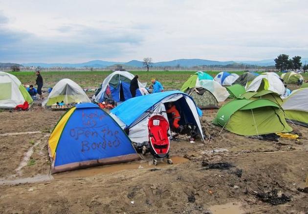 Migranti, maxi sgombero a Calais: evacuate circa 800 persone