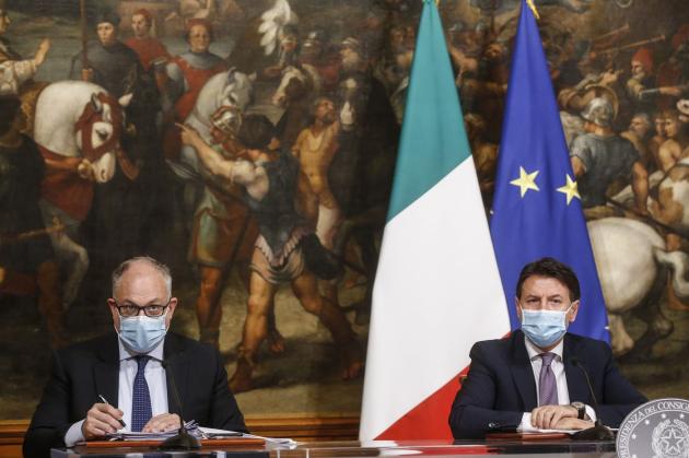 Conte sotto accusa, nel Pd  voci di un cambio di premier: ecco i nomi. 'La piazza gli darà la spallata'