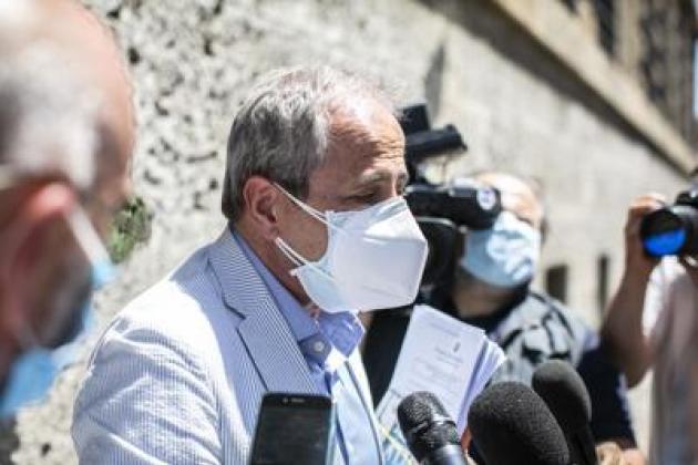 Covid, Crisanti: "Ci sono vaccinati non protetti. Sul Green pass nessuna trasparenza"