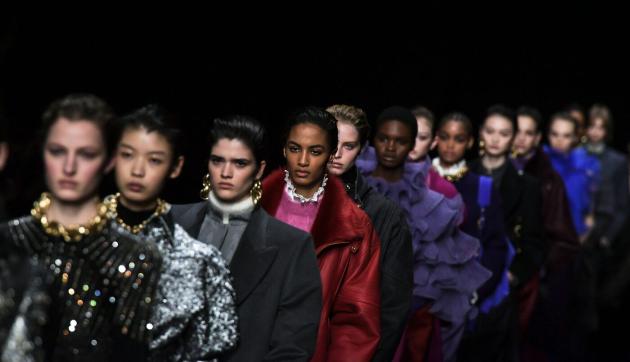 Moda Autunno Inverno 2020-2021, il blue navy &egrave; la nuance definitiva della stagione: ecco come indossarlo