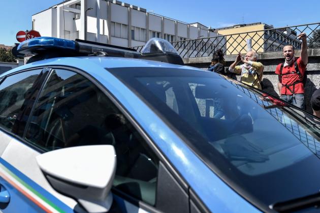 Lecce, sperona auto dell'ex moglie con il figlio a bordo: l'aveva già minacciata con la motosega
