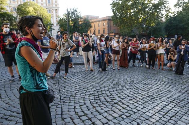 Scuole chiuse a Napoli, mamme in protesta: 'Il giorno più buio'
