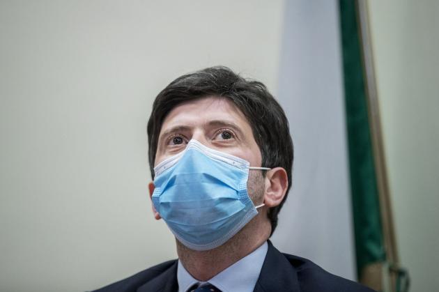Mascherine a scuola e in aereo: gli obblighi senza senso di Speranza