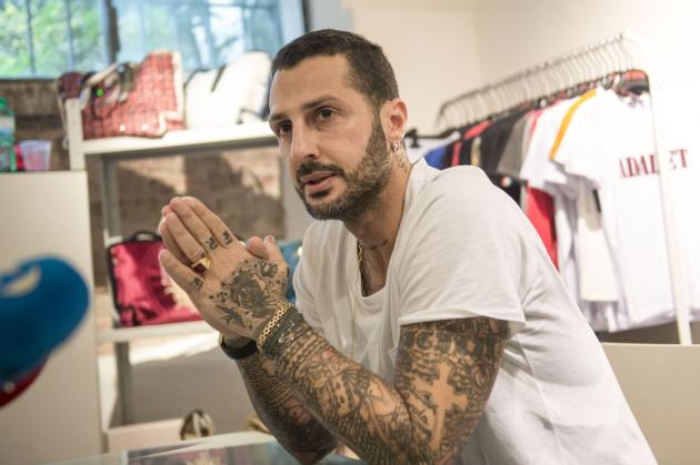 Fabrizio Corona multato dalla Consob per 200mila euro "per violazione del regolamento Ue sulle criptovalute con la sua 'memecoin'"