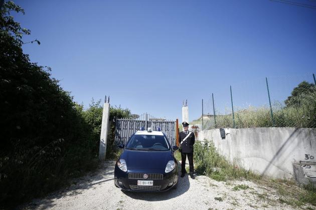 Casamonica, blitz all'alba: inizia demolizione delle villette abusive