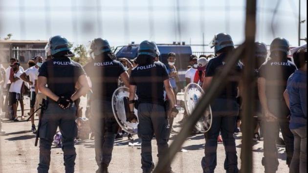 Migranti, rivolta centro accoglienza Agrigento: agenti feriti