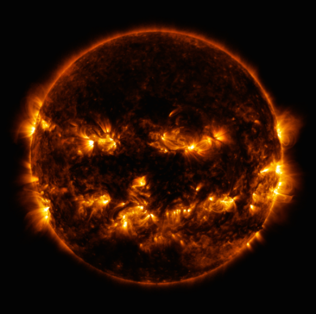 Il Sole di Halloween, l'immagine incredibile pubblicata dalla Nasa: sembra una zucca