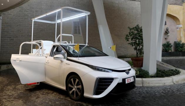 Papamobile trasformata in una mini clinica per i bimbi a Gaza come chiesto da Papa Francesco, a bordo kit di sutura, siringhe, ossigeno e medicinali