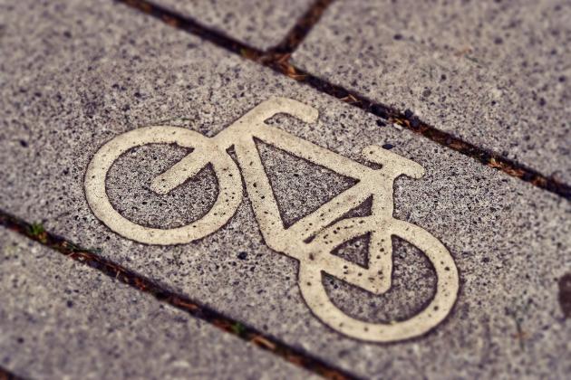 Roma, si stacca un pezzo dalla pista ciclabile sopraelevata