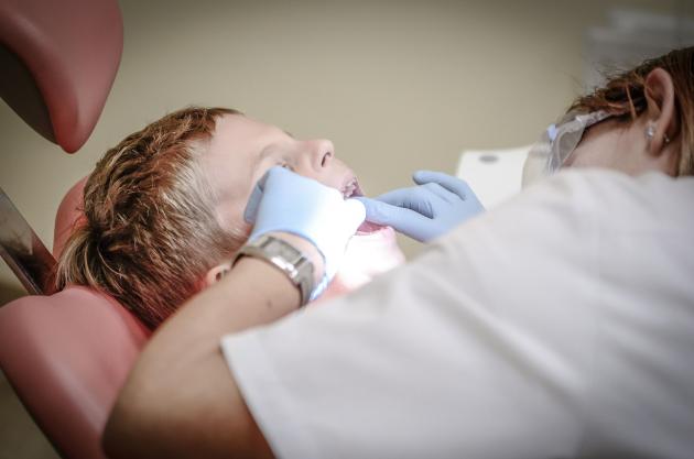 Vanno in Turchia per sbiancarsi i denti: un morto e due in coma. Ecco cosa è successo