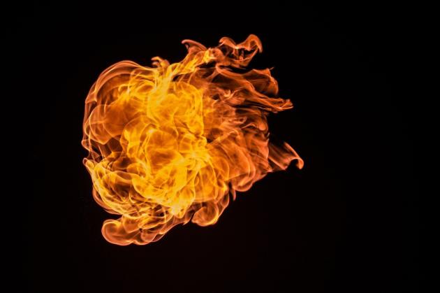 Napoli, incendio in un appartamento: muore una coppia, grave il figlio