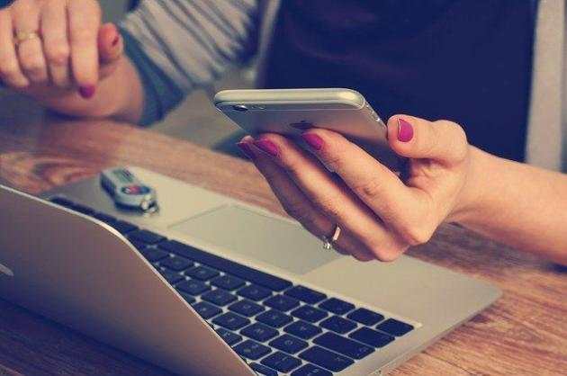 Coronavirus: sopravvive fino a 28 giorni su banconote e smartphone. Ecco a quali condizioni