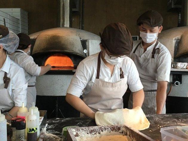 Napoli, rifiuta la pizza servita dal cameriere: 'È nero, ha il Covid'