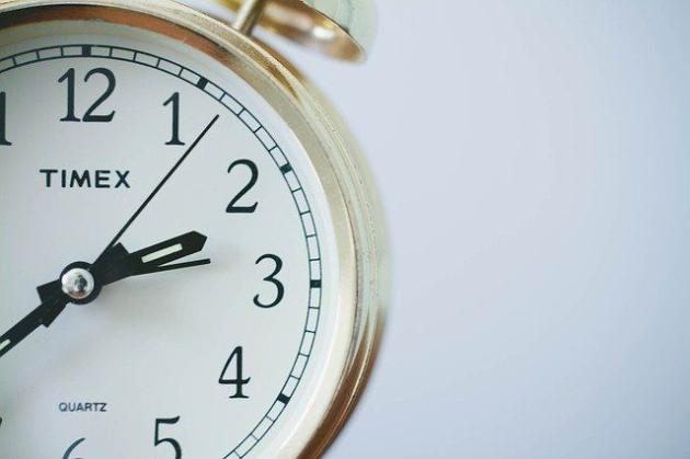 Dall'ora legale all'ora solare, come e quando spostare le lancette dell'orologio: avanti o indietro? Consigli per il sonno