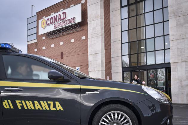 91mila euro nascosti negli slip, fermato 74enne sul treno dalla Svizzera